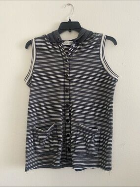 CHAUS Striped Sleeveless Hooded Button-Up Top in Black & White. Size M